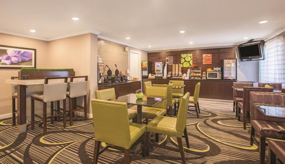 La Quinta By Wyndham Hartford Bradley Airport Hotell Windsor Locks Exteriör bild