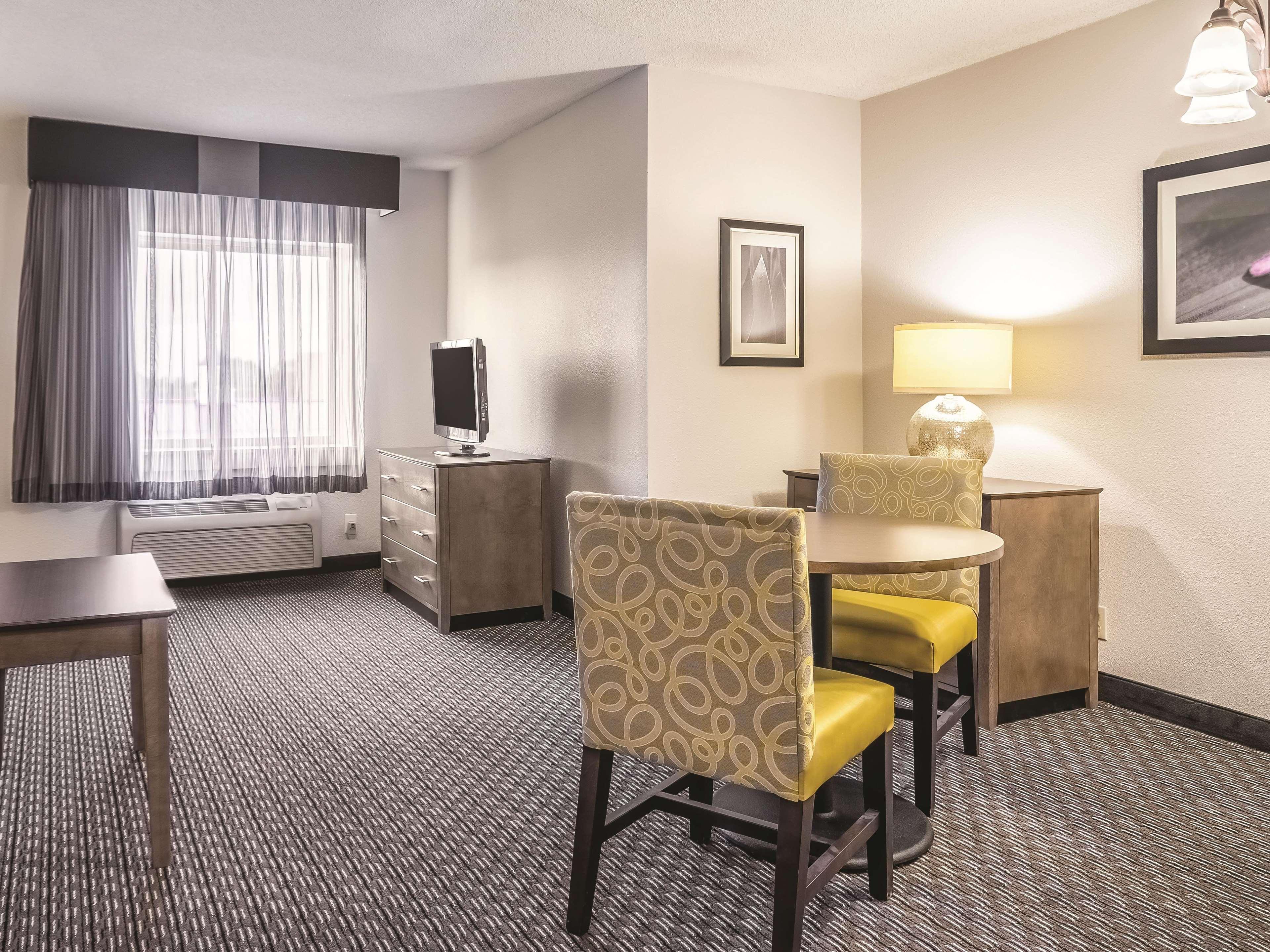 La Quinta By Wyndham Hartford Bradley Airport Hotell Windsor Locks Exteriör bild