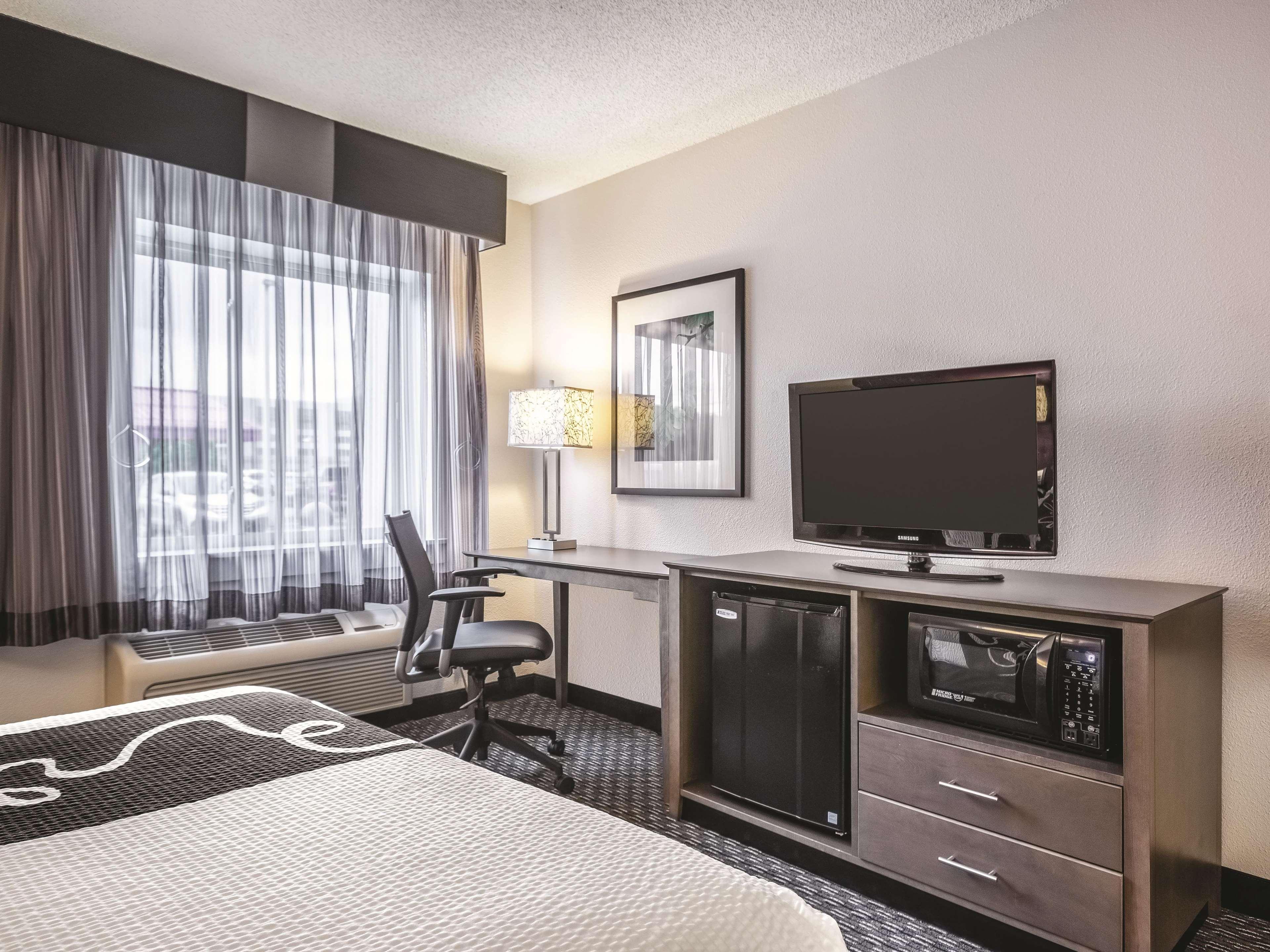 La Quinta By Wyndham Hartford Bradley Airport Hotell Windsor Locks Exteriör bild