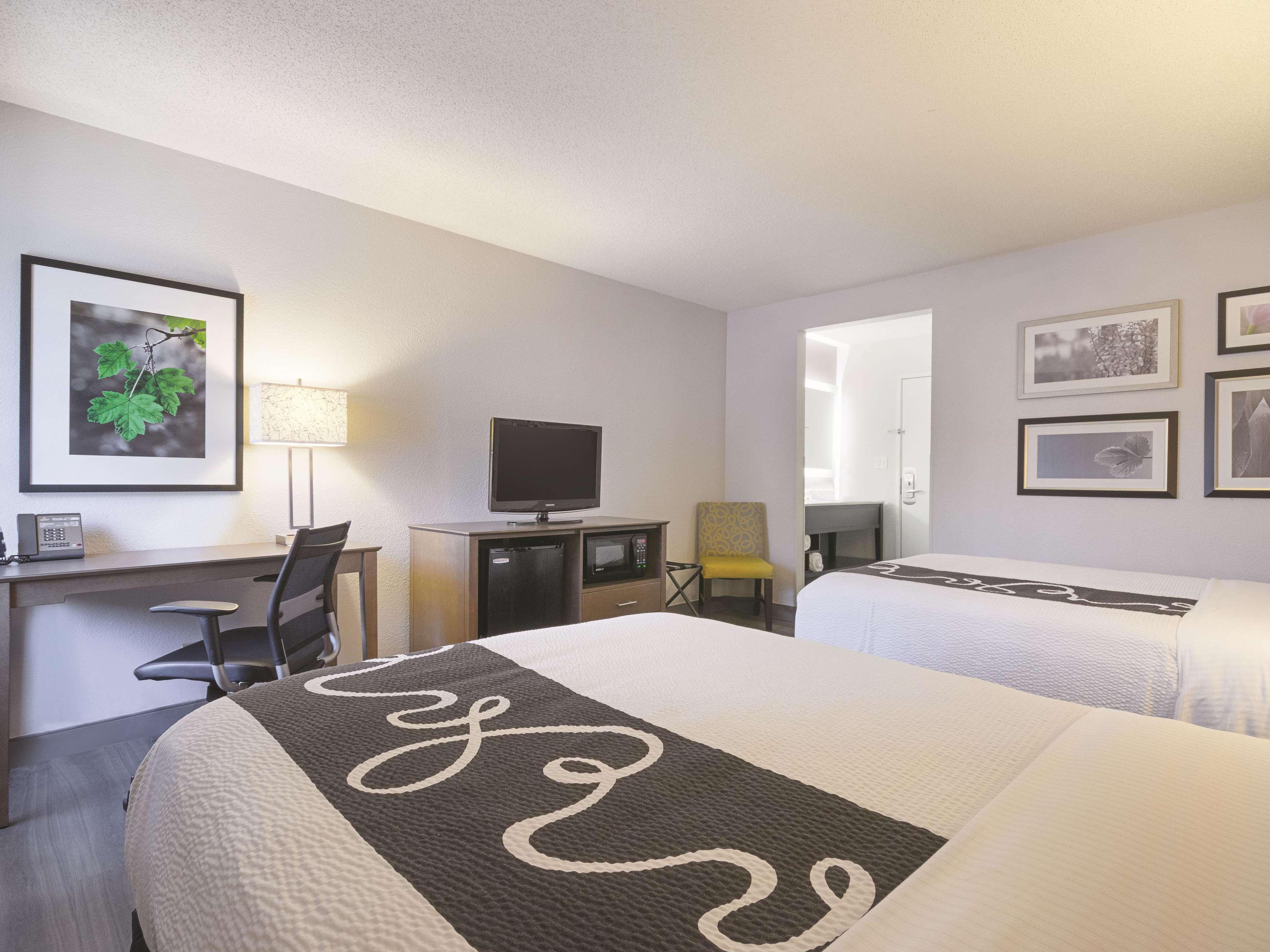 La Quinta By Wyndham Hartford Bradley Airport Hotell Windsor Locks Exteriör bild