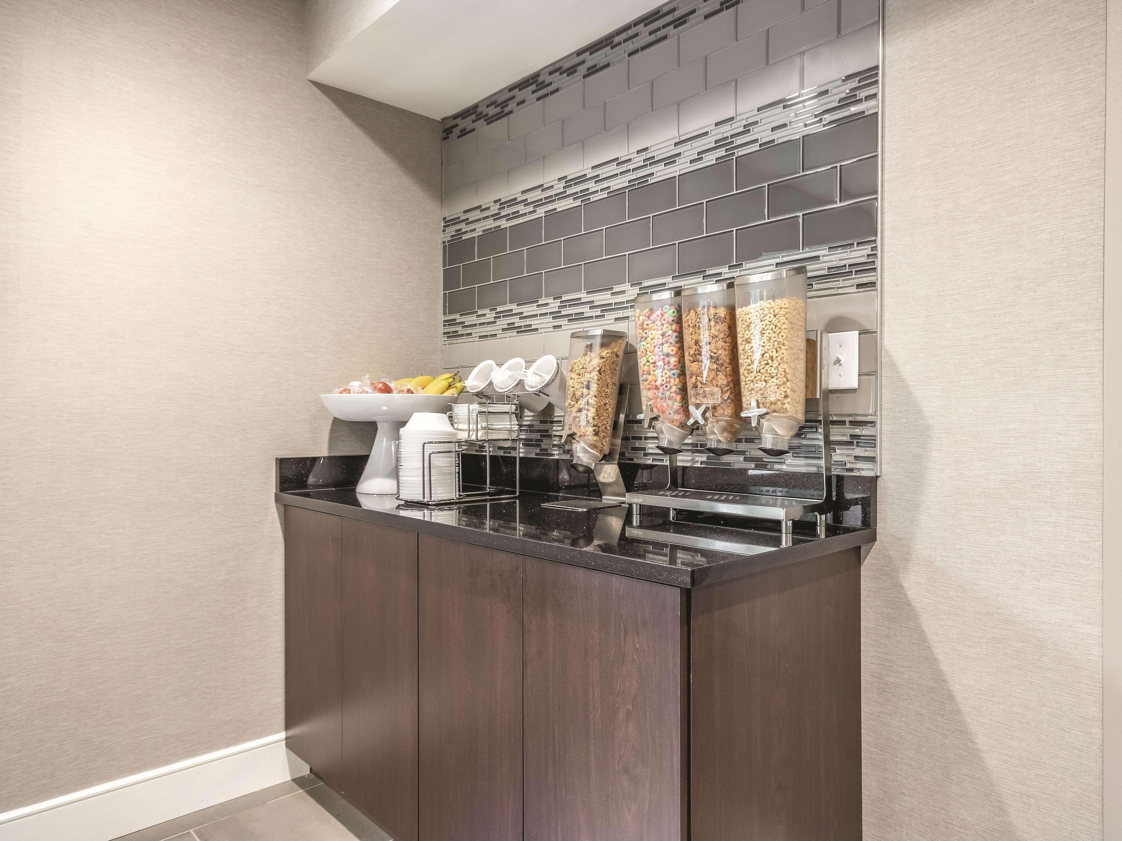 La Quinta By Wyndham Hartford Bradley Airport Hotell Windsor Locks Exteriör bild