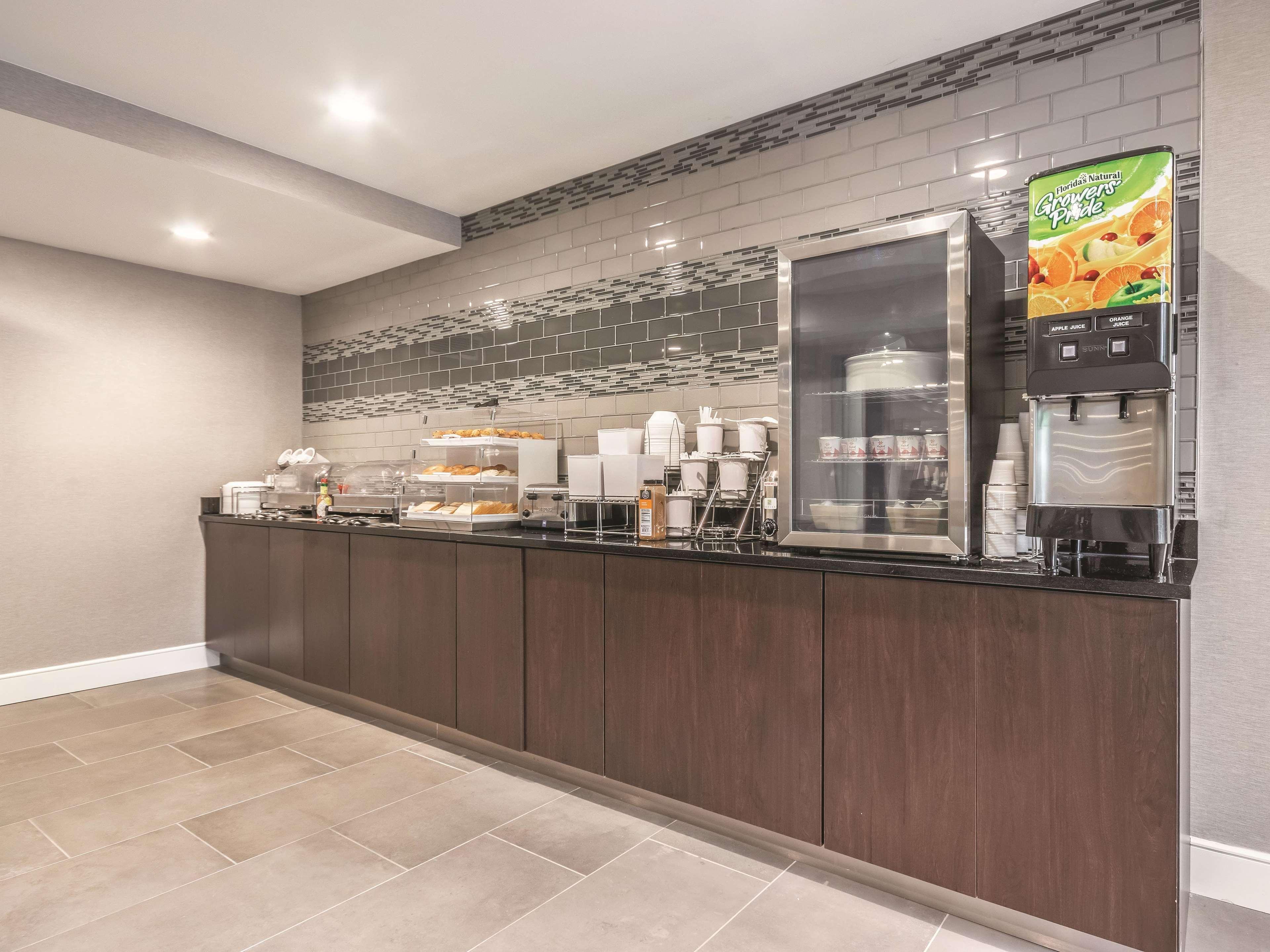 La Quinta By Wyndham Hartford Bradley Airport Hotell Windsor Locks Exteriör bild