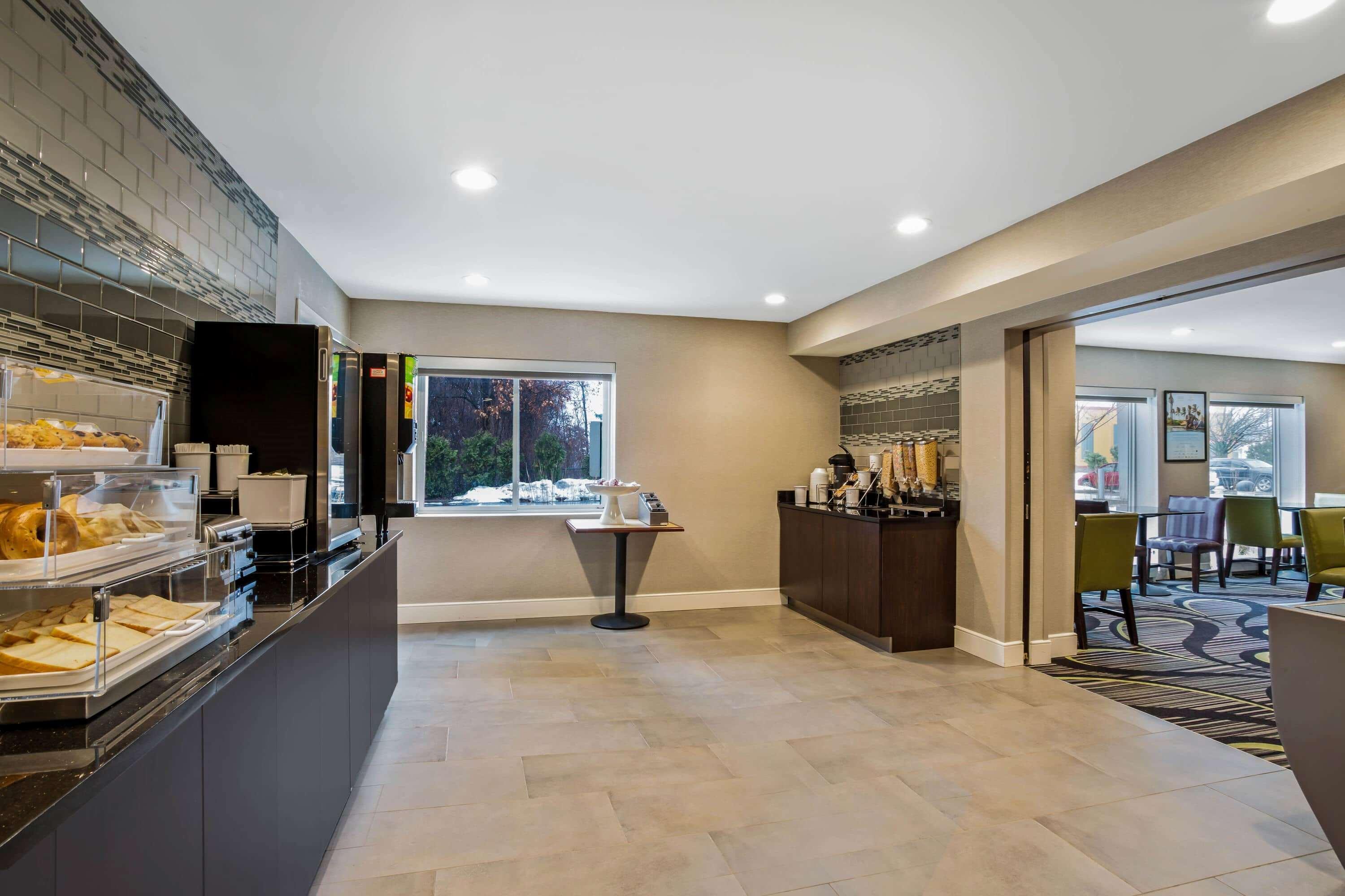 La Quinta By Wyndham Hartford Bradley Airport Hotell Windsor Locks Exteriör bild