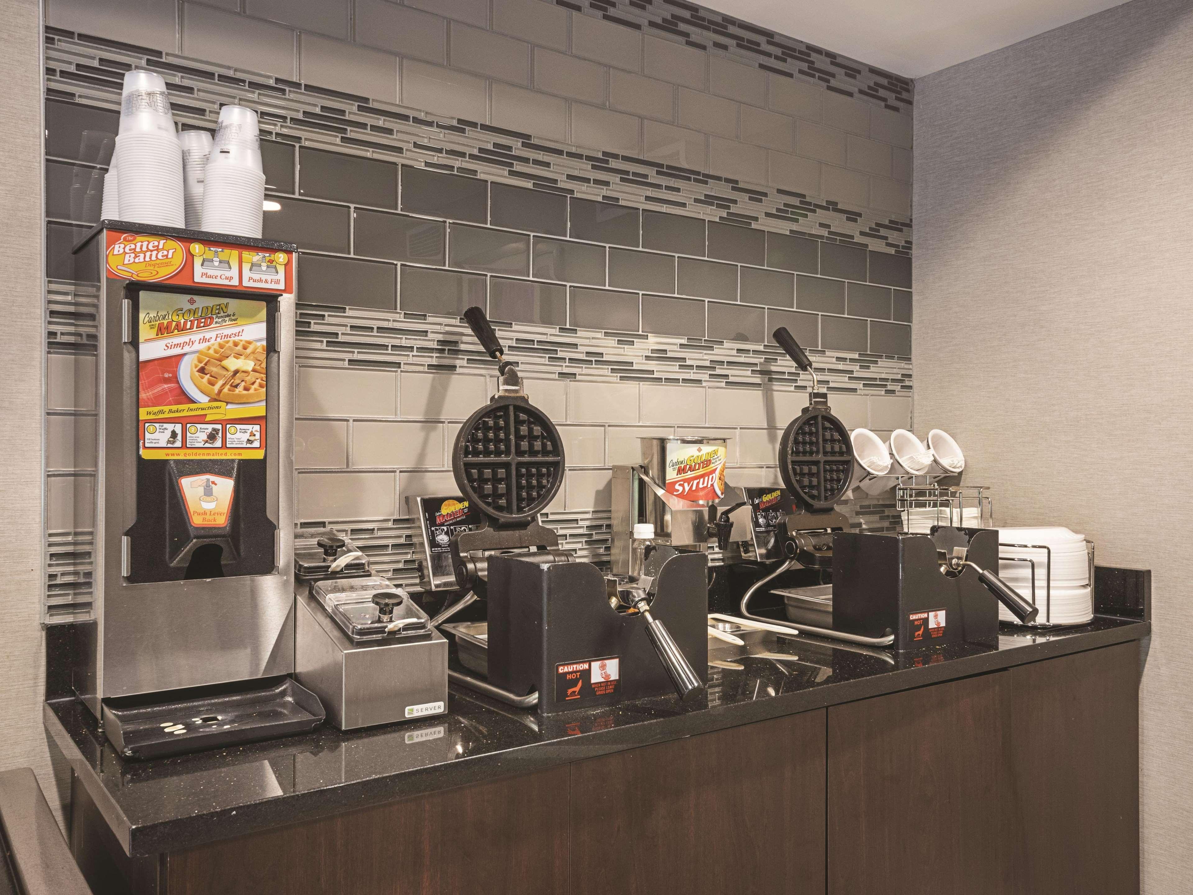 La Quinta By Wyndham Hartford Bradley Airport Hotell Windsor Locks Exteriör bild