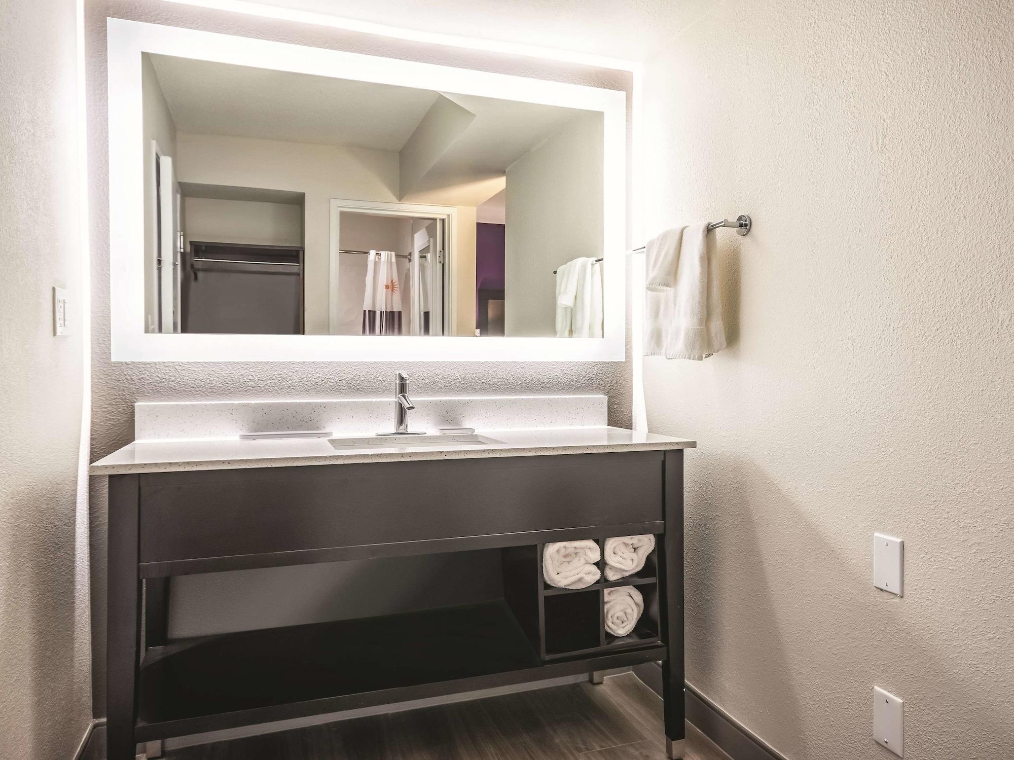 La Quinta By Wyndham Hartford Bradley Airport Hotell Windsor Locks Exteriör bild