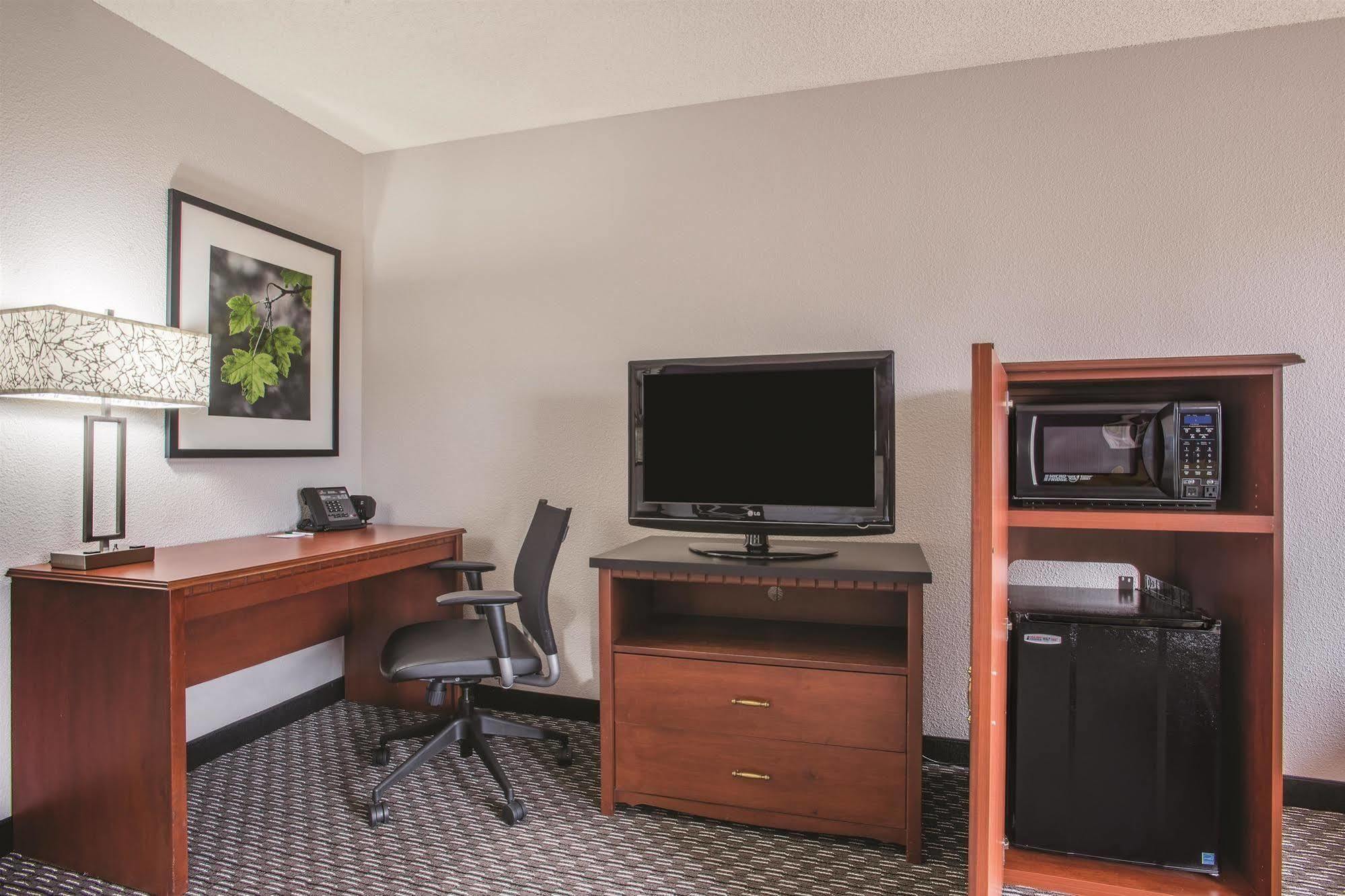 La Quinta By Wyndham Hartford Bradley Airport Hotell Windsor Locks Exteriör bild