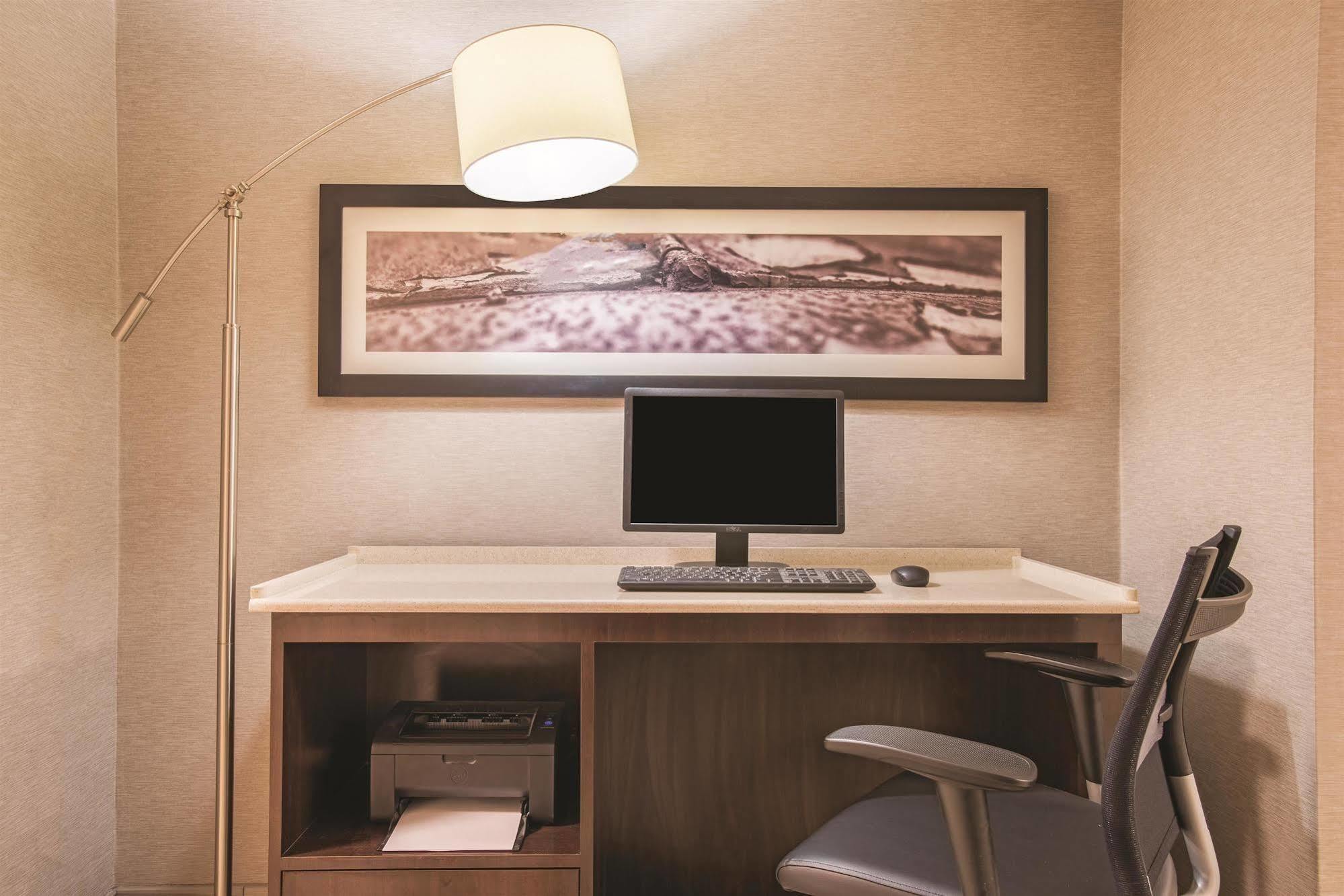 La Quinta By Wyndham Hartford Bradley Airport Hotell Windsor Locks Exteriör bild